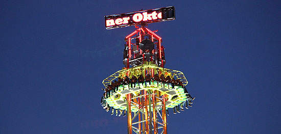 Leuchtet nachts spekakul&auml;r &uuml;ber M&uuml;nchen: Power Tower II (&copy;Foto: Martin Schmitz)
